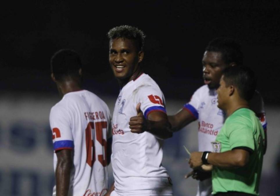 Brayan Beckeles celebrando muy alegre su gol con el Olimpia.