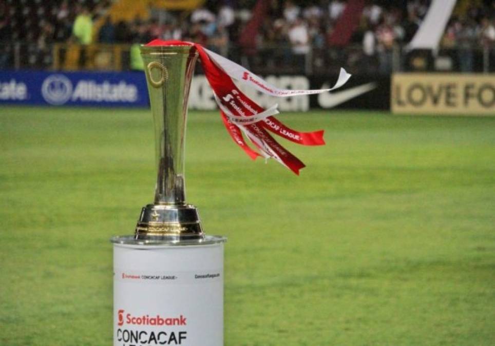 El trofeo que se llevará el campeón de la Liga Concacaf estuvo en el estadio Ricardo Saprissa.