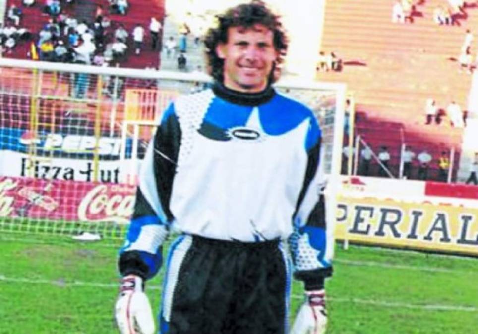 Carlos Prono: Exportero argentino que llegó a Honduras y fue figura en el Olimpia. Arribó en 1998 a Tegucigalpa y desde entonces siempre a estado en suelo catracho.