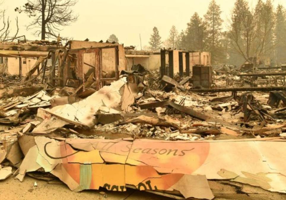 En el centro de la ciudad, al igual que en los suburbios, los únicos rastros que quedan de las casas -que en California son en su mayoría hechas de madera- son restos humeantes. En algunas, sólo quedó la chimenea de ladrillos.