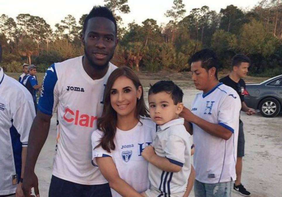 El pasado 18 de marzo ella junto a su hijo llegaron a visitar a la Bicolor y los jugadores los atendieron. Era el cumple del pequeño, aquí junto a Maynor Figueroa.