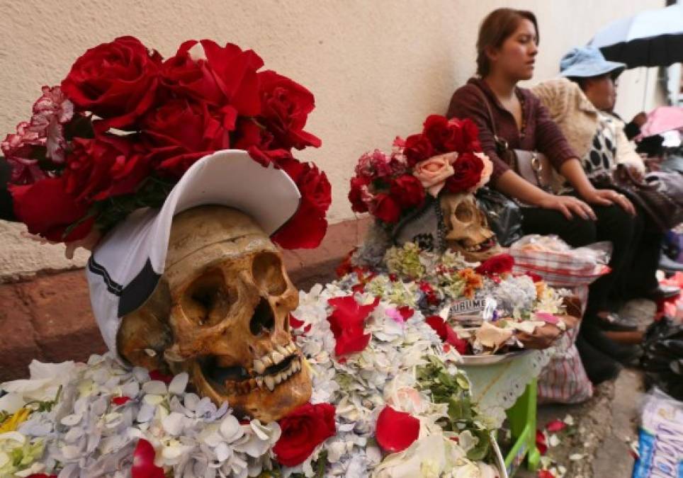 Bolivia. veneración de calaveras. Miles de personas abarrotaron los cementerios de La Paz para celebrar el rito de las “ñatitas”.