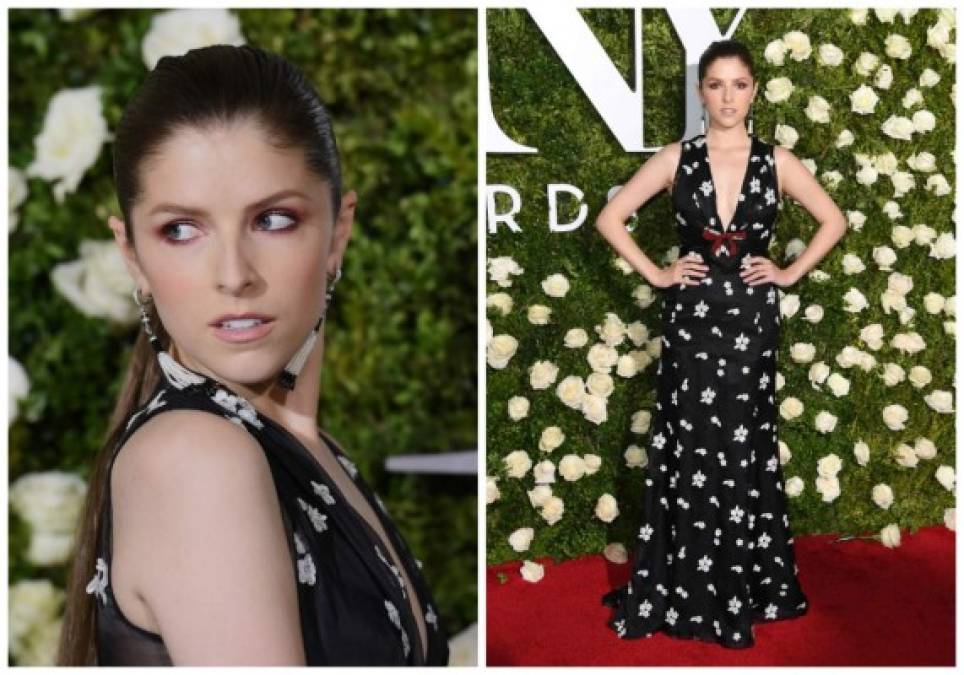 Anna Kendrick no decepcionó con un vestido sofisticado de Miu Miu, bordado con flores blancas y un maquillaje sencillo.