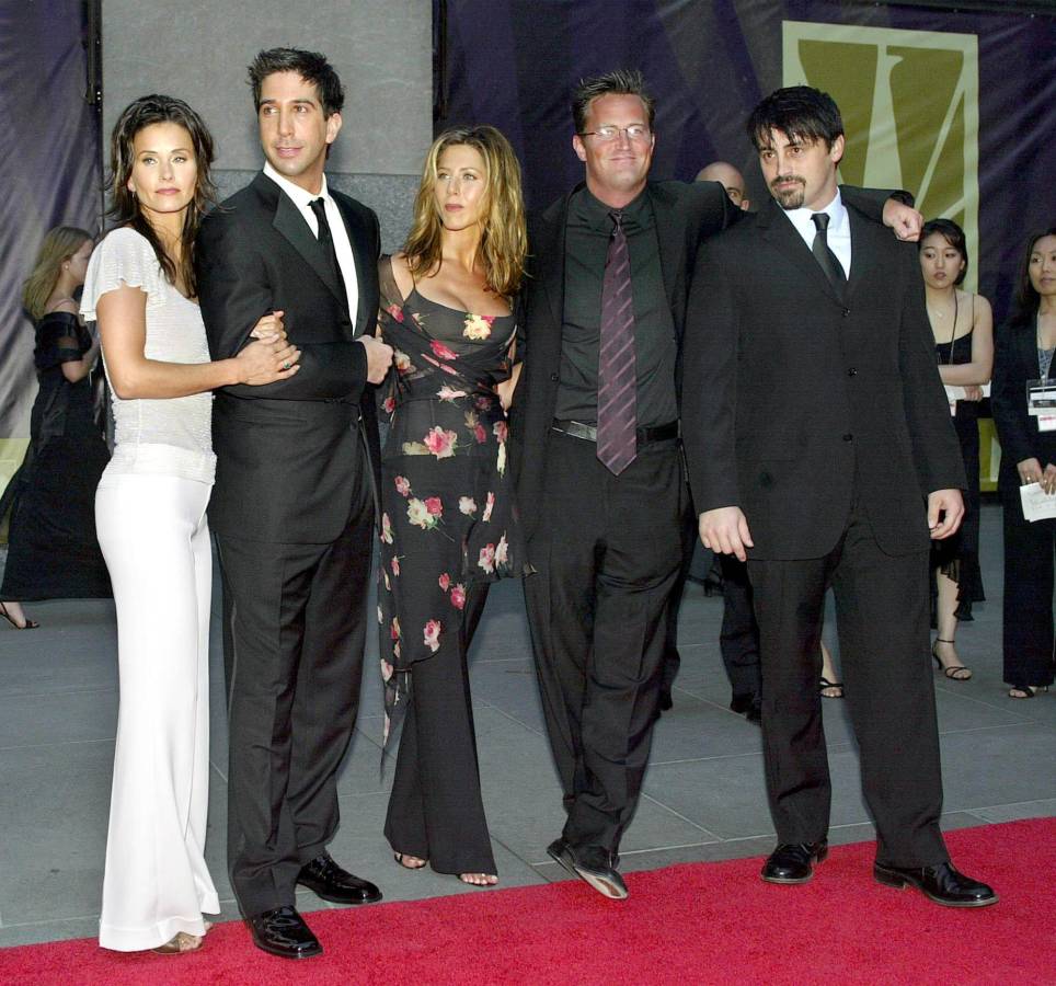 Todos sus compañeros del elenco de la serie Friends asistieron a su funeral, según fuentes cercanas, todos se mostraron muy afectados por la repentina muerte de Matthew Perry.
