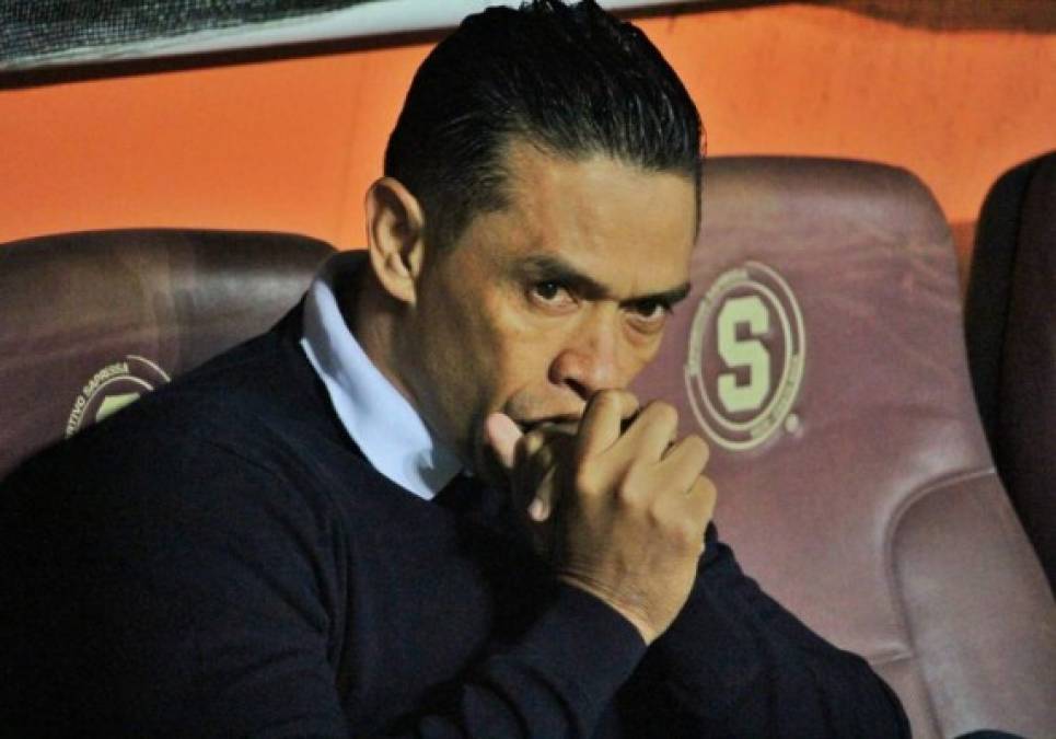 Mientras así estaba Walter 'Paté' Centeno, entrenador del Saprissa, en el banquillo.