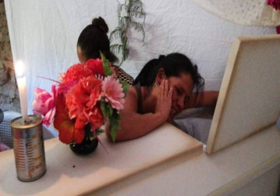 La mujer lloraba desconsolada en las afueras de Medicina Forense en Tegucigalpa, adonde le entregaron el cuerpo de su niña.