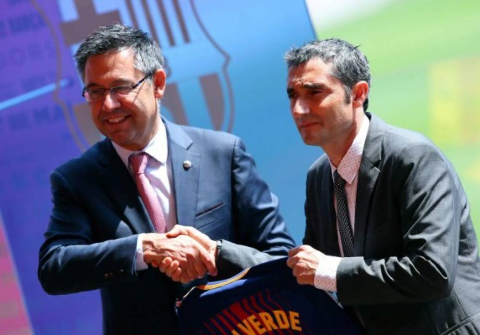 Josep Maria Bartomeu insiste en respaldar al entrenador Ernesto Valverde. 'Quiero poner en valor a alguien que de manera discreta y con inteligencia está ayudando en nuestro equipo. Hablo de Ernesto Valverde, en quien confiamos plenamente', apuntó el mandatario barcelonista.