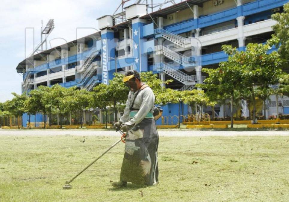 En las afueras del estadio el estadio Olímpico está de igual manera siendo arreglado.