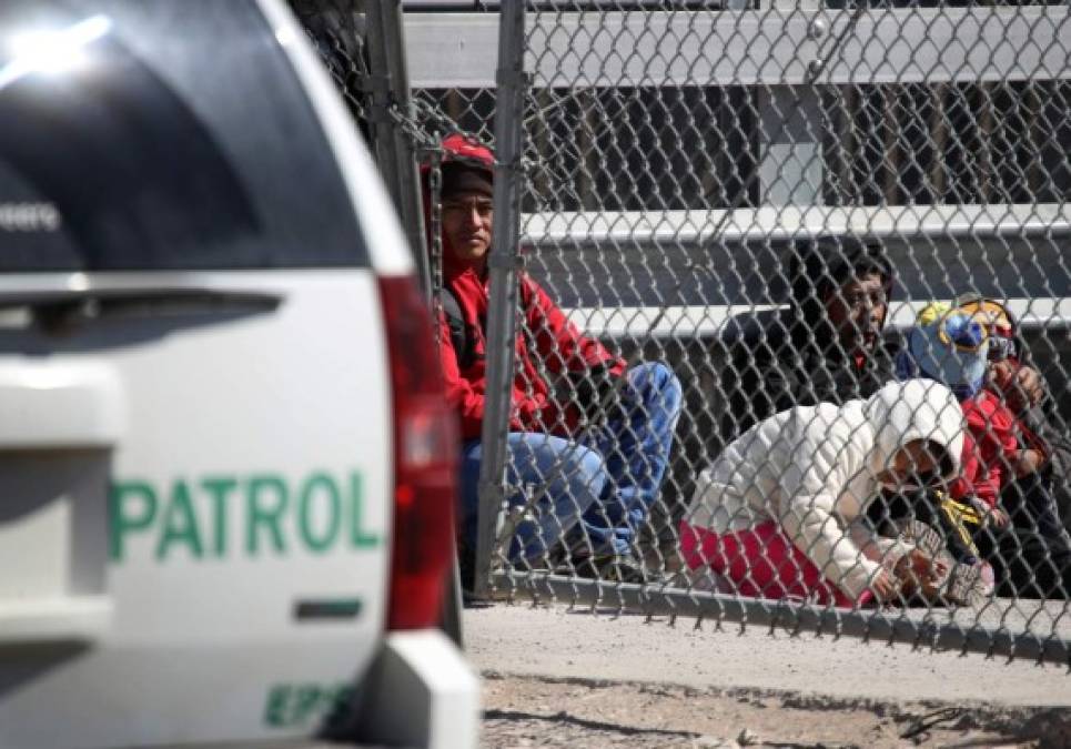 'Es cierto, allá se sufre. Pero no como aquí', dijo Ana, una inmigrante hondureña que fue retenida junto a su hija bajo el puente por varios días.