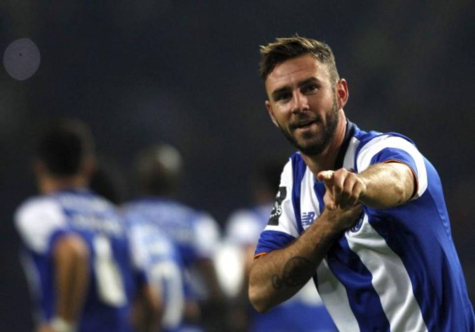 El lateral internacional mexicano Miguel Layún estaría a la espera del visto bueno definitivo del Porto, club con el que tiene contrato hasta 2020, para jugar cedido a partir de enero en el Alavés, según informa hoy A Bola.