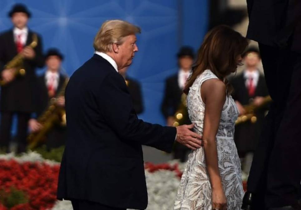 En esta foto se observa a Trump cediendo el paso a Melania.