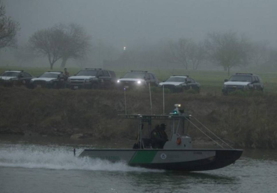 Las autoridades estadounidenses también han redoblado los patrullajes en el Río Bravo tras registrarse los primeros cruces de los migrantes de la caravana.