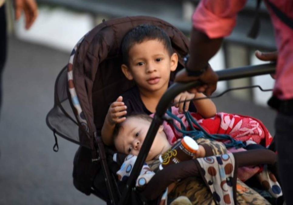 Estos dos pequeños son parte de la caravana de migrantes.