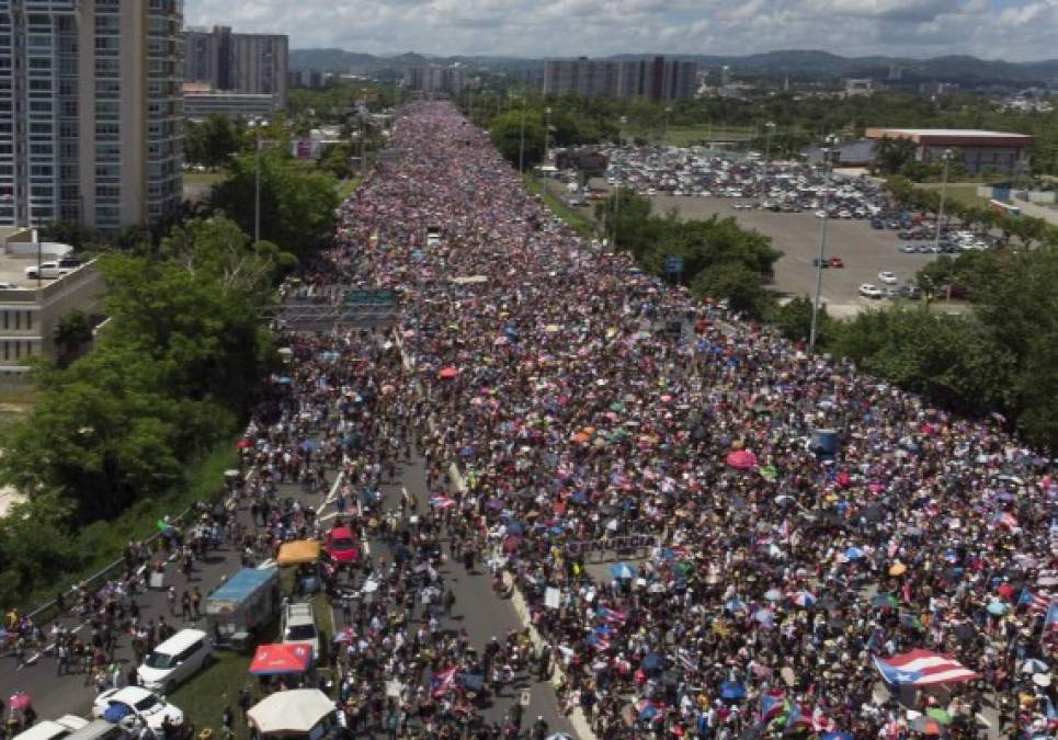 Los enfurecidos manifestantes inundaron el expreso Las Américas -la principal avenida de San Juan-, en la mayor manifestación contra Rosselló desde que comenzaron las protestas hace 10 días, algunas de de las cuales terminaron en enfrentamientos con la policía.
