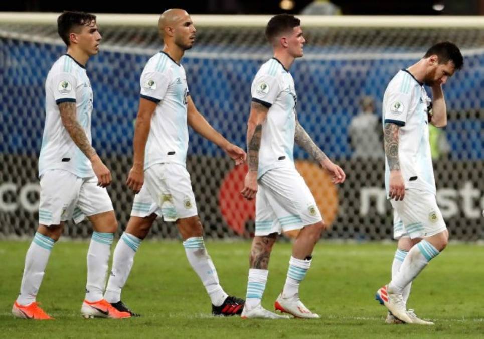 Los jugadores argentinos, con Messi a la cabeza, se retiran tristes del campo tras la derrota.