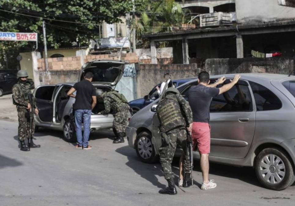 Brasil. Ofensiva contra los capos en las favelas. Militares realizan controles durante un operativo contra el narcotráfico en Sao Gonçalo, uno de los municipios más peligrosos de Río de Janeiro.