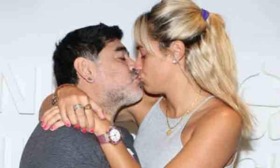 La exnovia de Maradona señaló que trató de estar al pendiente del astro argentino: 'Siempre estuve a disposición de Diego. No sé quién me cerró la puerta para verlo”, indicó.