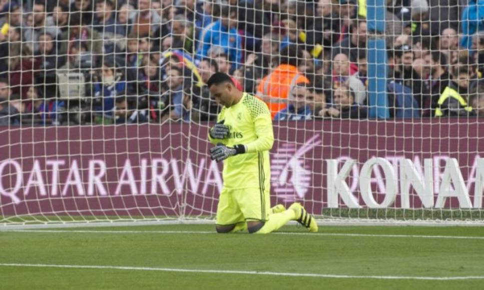 El arquero tico Keylor Navas se encomendó a Dios antes del juego, se puso de rodillas.