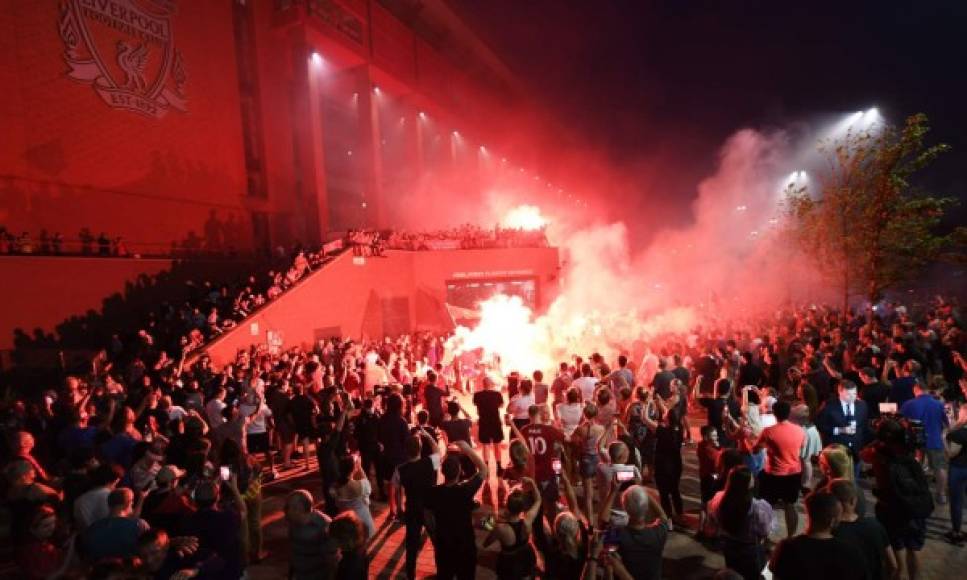 Las calles de Liverpool han sido una locura tras el título de Premier League. Los aficionados esperaron 30 años para ver campeón a su equipo del fútbol de Inglaterra y en el club ya planifican la próxima campaña.