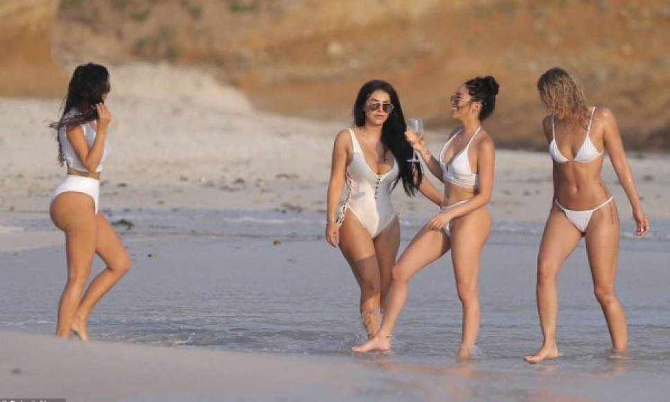 Kim Kardashian con sus amigas en las playas mexicanas.