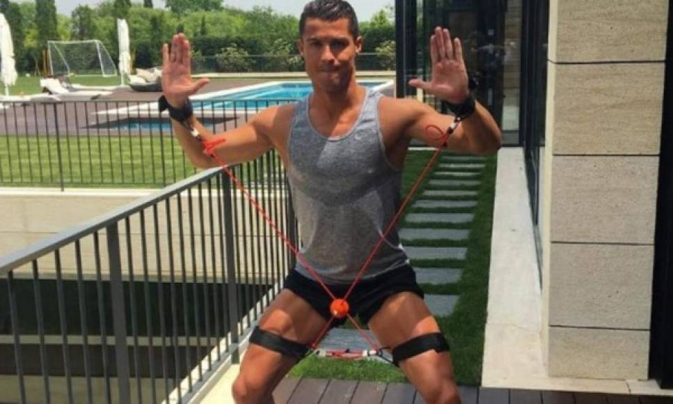 Además de su alimentación, Cristiano Ronaldo respalda su dieta con un entrenamiento exigente (complementa los entrenamientos con su club con tareas en el gimnasio y el descanso).
