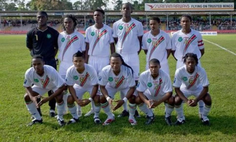 11. RobinHood FC de Surinam. Más allá de su nombre, que emula a un personaje cómico, hay que decir que este club es el de más historia y más ganador en la liga surinamesa. El equipo vivió en los 70's la época dorada ya que en 1976 ganó la Hoofdklasse y el título del Caribe y fueron finalistas de la Copa de Campeones de la Concacaf 1976.