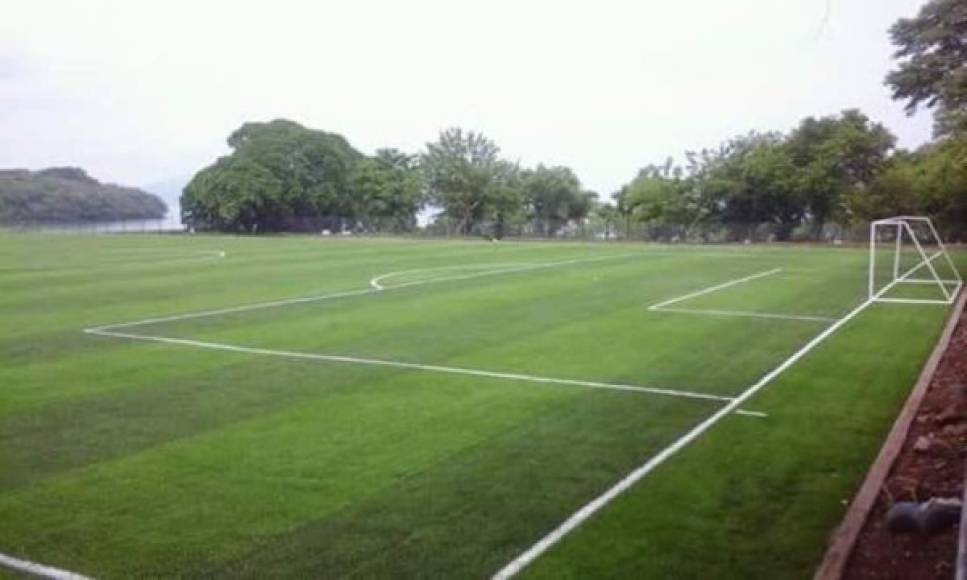 En el municipio de Amapala, Valle, cuentan con una cancha sintética para jugar al fútbol.