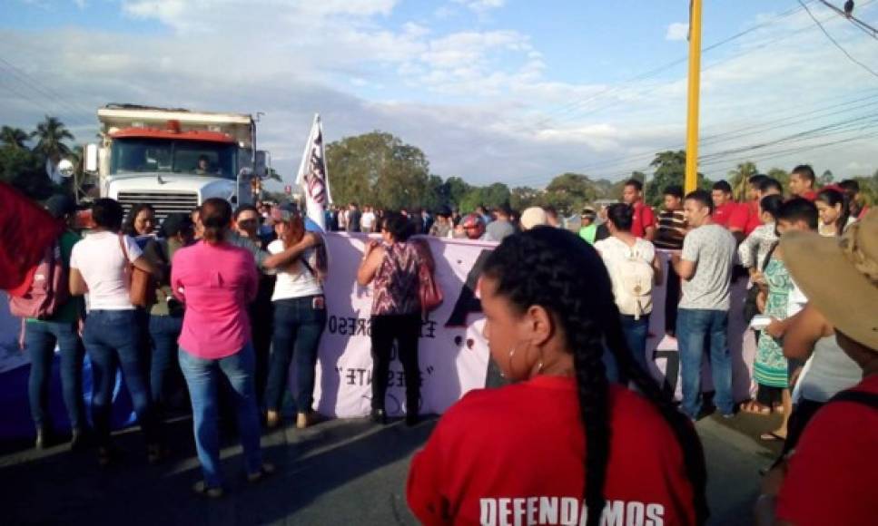 A la altura de Quebrada Seca de El Progreso, departamento de Yoro, un contingente policial se enfrentó a los manifestantes y -en principio- logró desalojarlos. Sin embargo, después el grupo se hizo más grande y volvieron a apoderarse del puente.