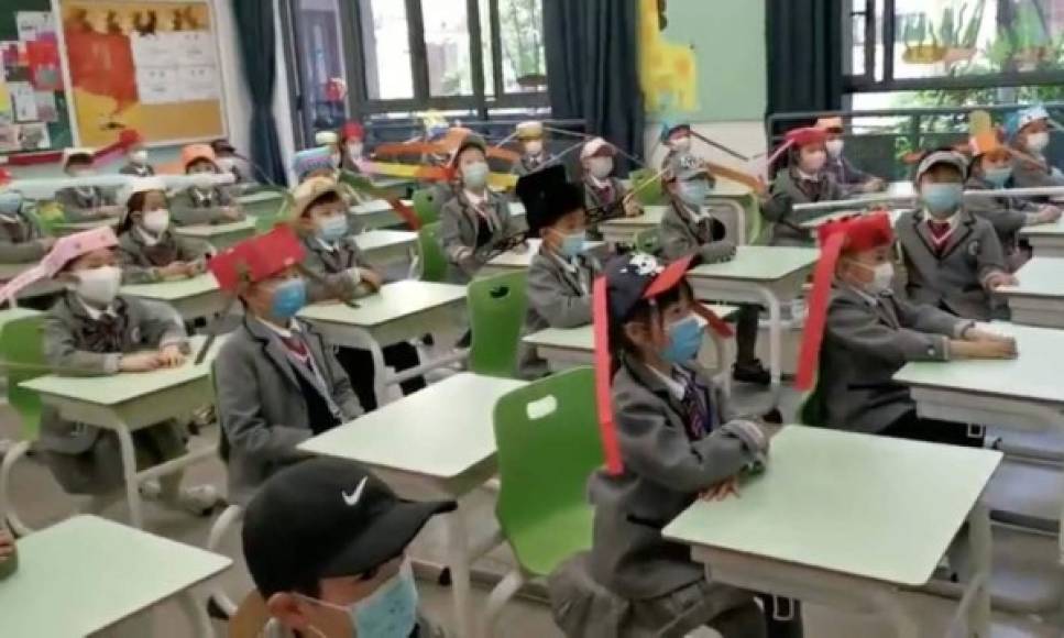 Los creativos sombreros fueron elaborados por los padres de los niños en el regreso a clases de los niños tras tres meses de confinamiento por la pandemia de Covid 19.