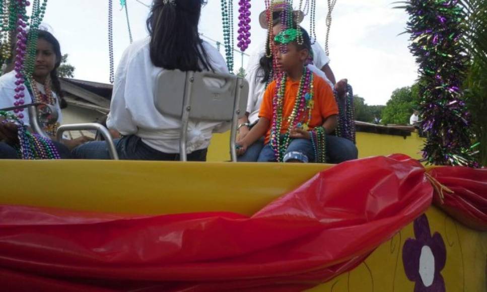 Los tradicionales collares de colores están presentes en la fiesta.