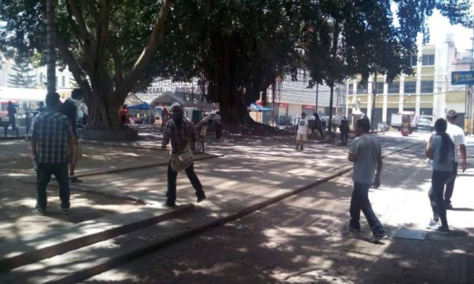 La Policía de Honduras dispersó con gases lacrimógenos a un grupo de jóvenes que durante la protesta le prendieron fuego a un edificio municipal. EFE