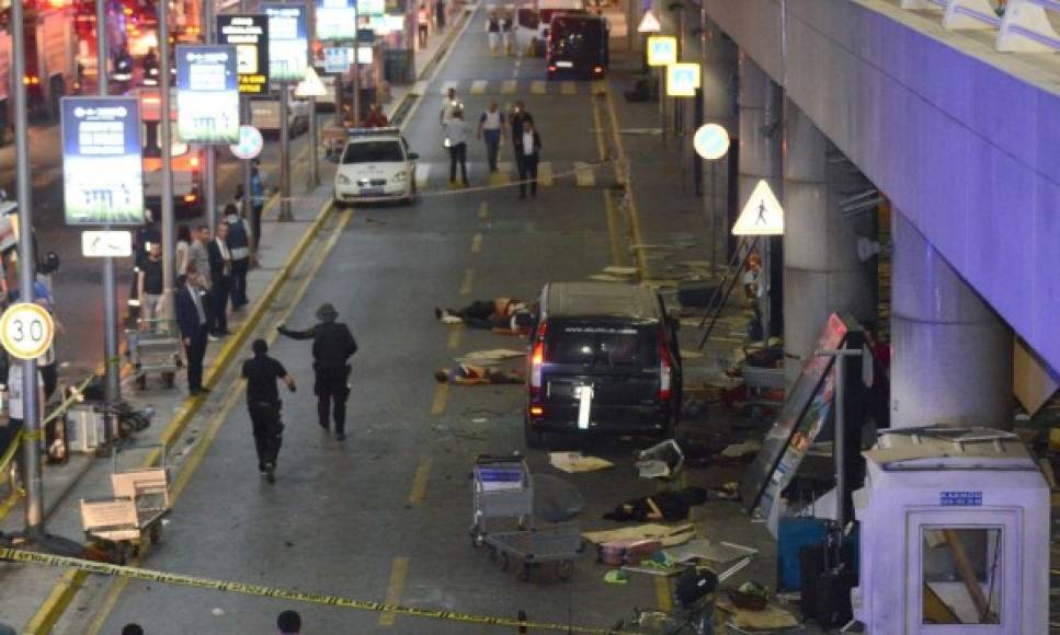 Una empleada del aeropuerto relató a una emisora que una de las explosiones sucedió justo en la entrada al terminal de salidas internacionales, donde se encuentra el primer control de seguridad para los viajeros.