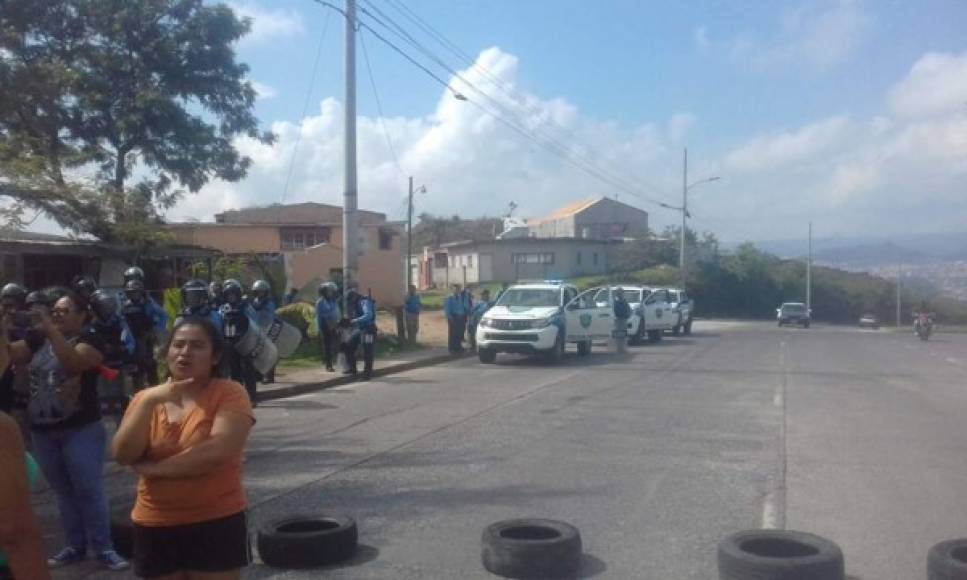 Toma en el sector del Anillo Periférico por un grupo de padre de familia del Instituto Superación San Francisco de Tegucigalpa.<br/>