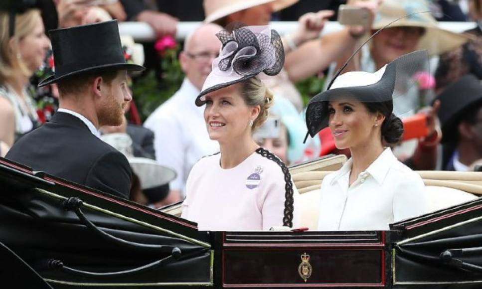 Meghan y el príncipe Harry se unieron a la tradicional procesión de carruajes que marca el comienzo del espectáculo de carreras de caballos que dura cinco días y es dirigido por la reina Isabel II.