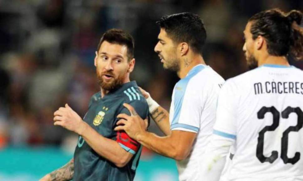 Cavani retó a pelear a Messi, el argentino le dijo 'cuando quieras' e inmediatamente entró en escena Luis Suárez, compañero de La Pulga en el FC Barcelona.