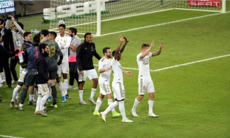 La celebración de los jugadores del Real Madrid tras ganarle al Atlético en penales.