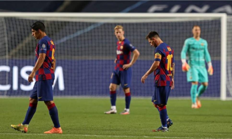 Así acabaron los jugadores del Barcelona el partido, cabizbajos.