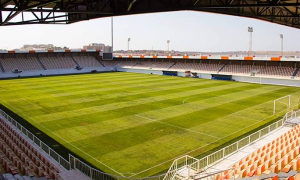 El Alinja Arena es el estadio del Sabah FK, club en donde juega Roger Rojas y en donde el hondureño no ha podido estrenarse como goleador.