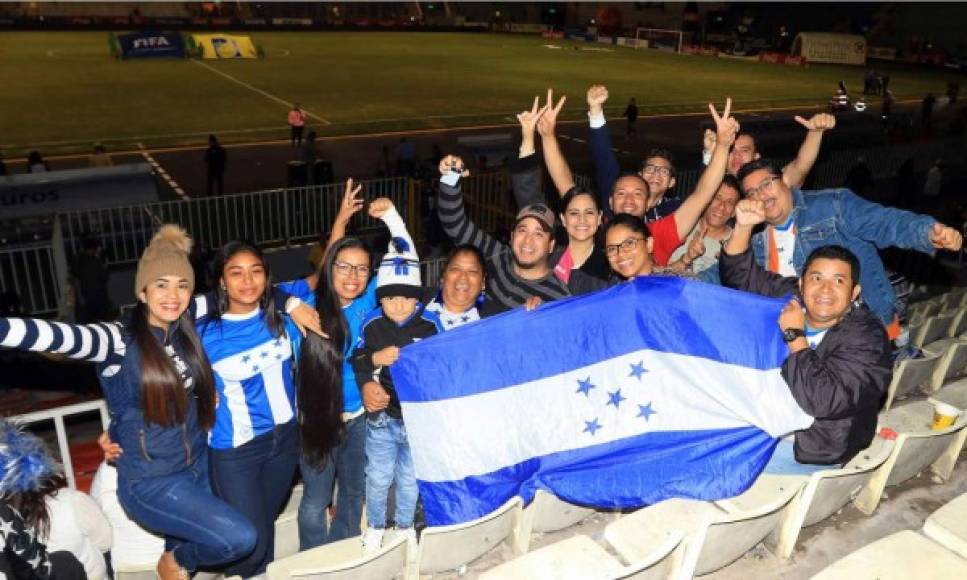 Un buen número de aficionados hondureños asistió al estadio Nacional para apoyar a la Selección de Honduras ante Panamá.
