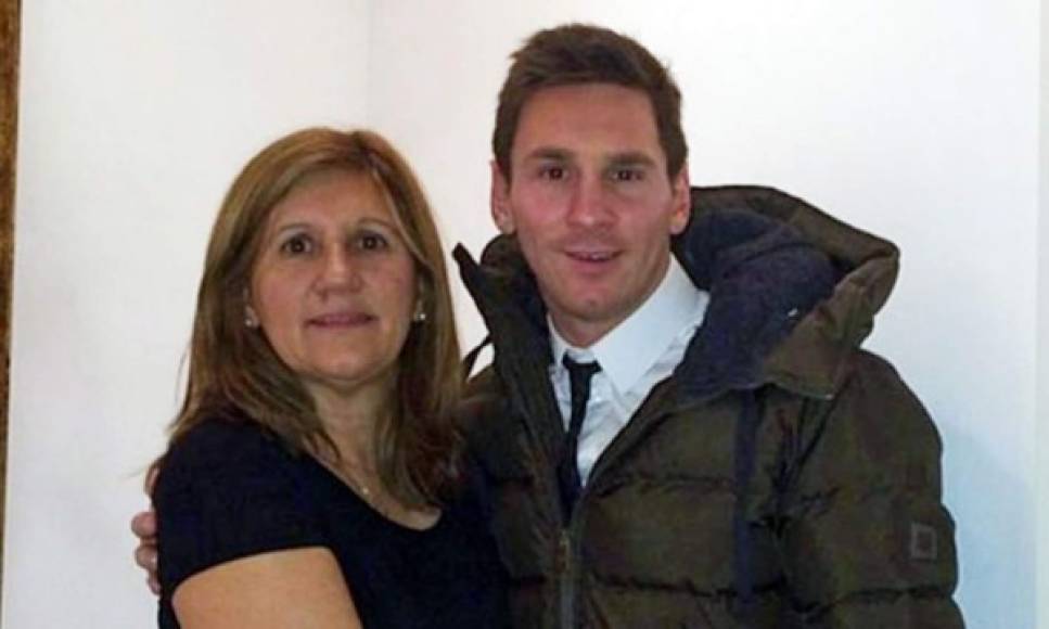 Lionel Messi - El crack argentino del Barcelona mantiene su vida lo más privada posible, no obstante, son comunes sus visitas a Argentina durante las vacaciones para reunirse con su madre Celia María Cuccittini.