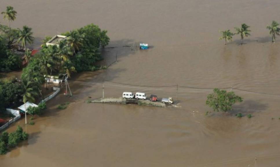 Kerala, zona frecuentada por turistas de todo el mundo gracias a sus playas paradisíacas, ha sufrido fuertes lluvias desde finales del mes de mayo que han provocado deslizamientos de tierra e inundaciones repentinas que han sumergido pueblos enteros.