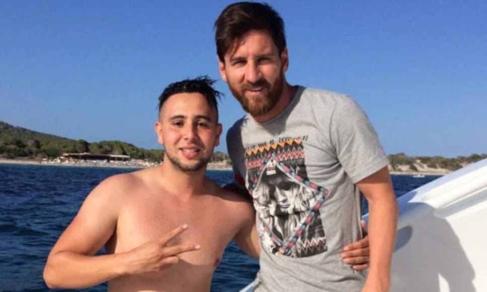 Lionel Messi fue sorprendido el pasado domingo mientras disfrutaba sus vacaciones en Ibiza luego de que un joven de forma inesperada nadó varios minutos hasta llegar al yate en el que se encontraba el crack argentino del FC Barcelona. El chico de nombre Suli nadó un kilómetro en las aguas para llegar hasta el lugar en el que se encontraba el cinco veces ganardor del Balón de Oro y no dudó en recibirle. Hoy el afortunado cuenta el maravilloso trato que le brindó el jugador de la albiceleste tras conseguir tan difícil hazaña en declaraciones que recoge Mundo Deportivo. Suli llegó al yate Seven C en el que 'la pulga' pasaron parte de sus vacaciones, y las empleadas de la embarcación advirtieron a Leo de la presencia del joven bañista.