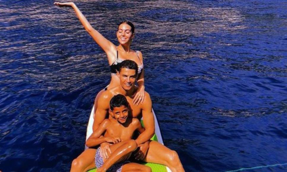 Cristiano Ronaldo junto a su pareja y su primer hijo se fueron a la paradisíaca isla de Cerdeña, en Italia.