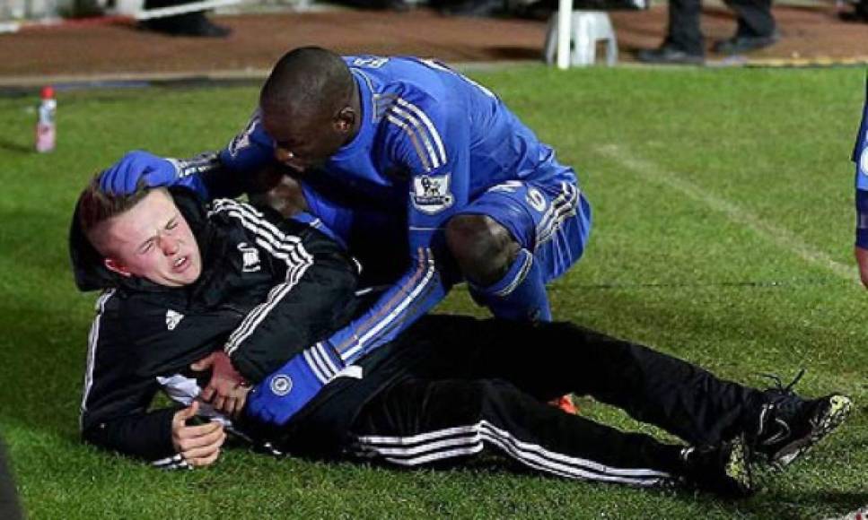Jugadores del Chelsea se acercaron para ayudar al menor que había recibido una patada de Hazard, y la imagen se volvió rapidamente viral a través de los programas deportivos que mostraron su indignación por la conducta del atacante.