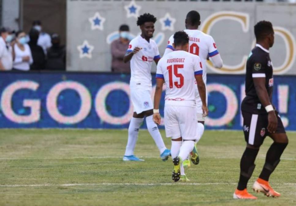 Olimpia se encargó de liquidar a la Real Sociedad en el primer tiempo ya que en apenas 45 minutos lo estaba goleando 3-0.