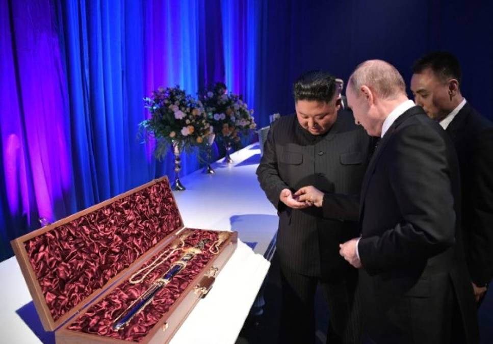 Putin le dio una moneda para 'comprarle' simbólicamente la espada y evitar el mal augurio que según la tradición popular existe en que a uno le regalen un arma.