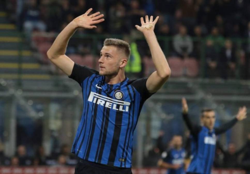 Milan Skriniar, central eslovaco que llegó a Inter a comienzos de esta temporada, ha rechazado unirse al Barcelona y al Real Madrid . 'Estoy feliz con la temporada que estoy teniendo hasta el momento y espero seguir así”, aseguró en una charla con FourFourTwo.