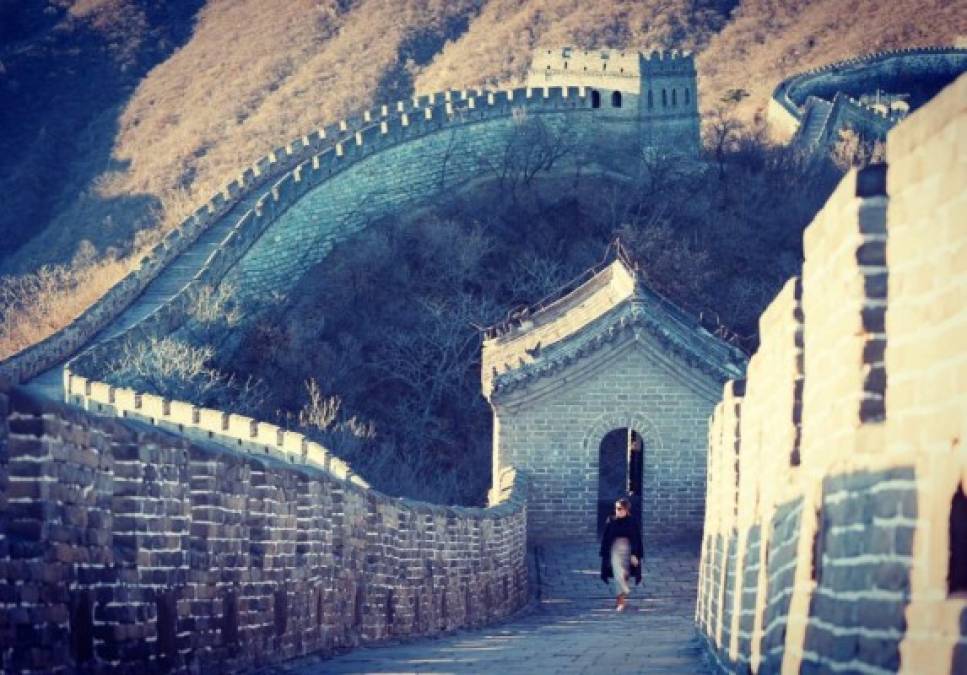 Melania se desplazó hasta la Gran Muralla, a su paso por el tramo de Mutianyu (uno de los mas turísticos), dónde fue recibida por el director de dicha sección, Zhang Yukun.<br/>