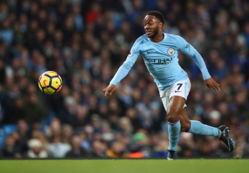 De acuerdo a la información de Bleacher Report, acaba de aparecer en escena un nuevo goleador para el Real Madrid. Se trata en este caso de Raheem Sterling, inglés de 23 años que es una de las cartas ofensivas que tiene el Manchester City. Autor de 18 goles en 29 partidos oficiales esta temporada, el inglés vuelve a ser relacionado con el equipo madridista de cara a mejorar su delantera.