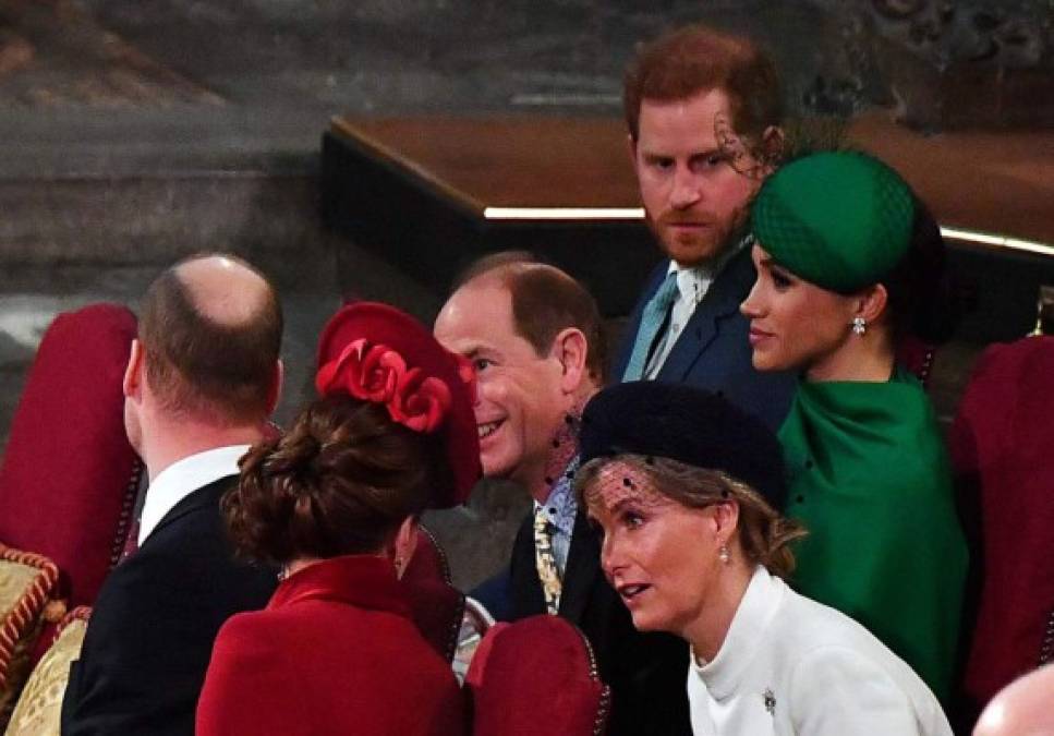 La pareja parecía haber sido ignorada por los Cambridge cuando estos tomaron sus asiento delante de ellos en el Altar Mayor antes de la ceremonia. <br/>